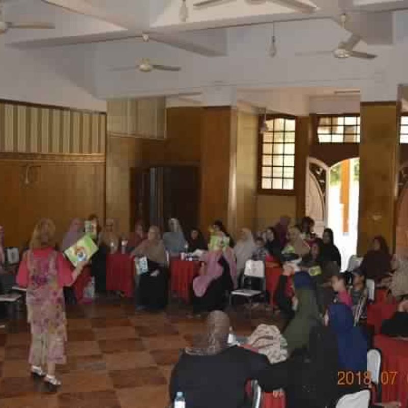 A photo of the participants who are housewives during the training