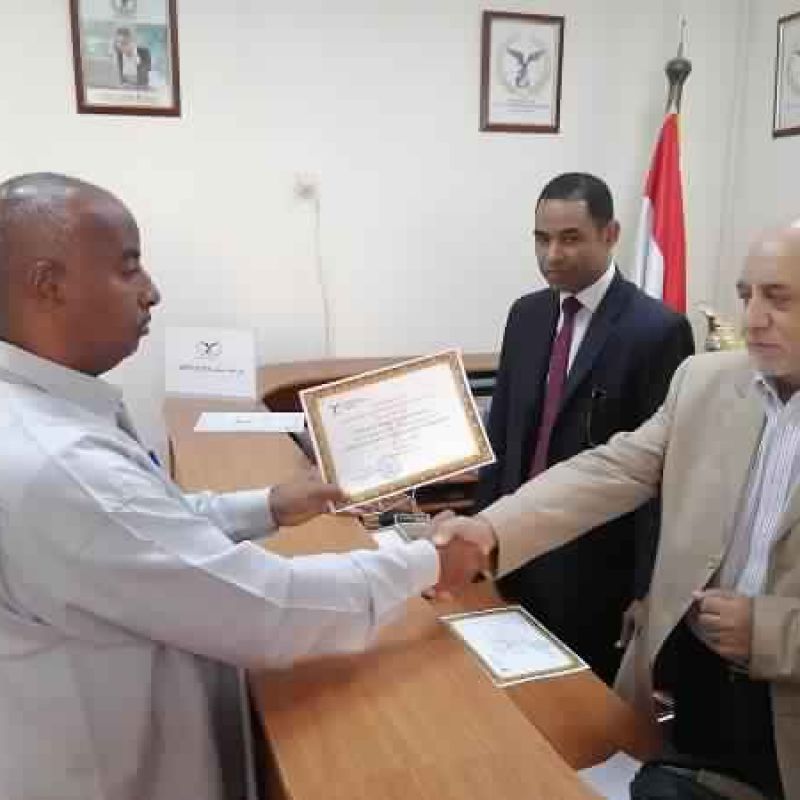 Photos of the participants during the handover of certificates to the Strategic Management Program